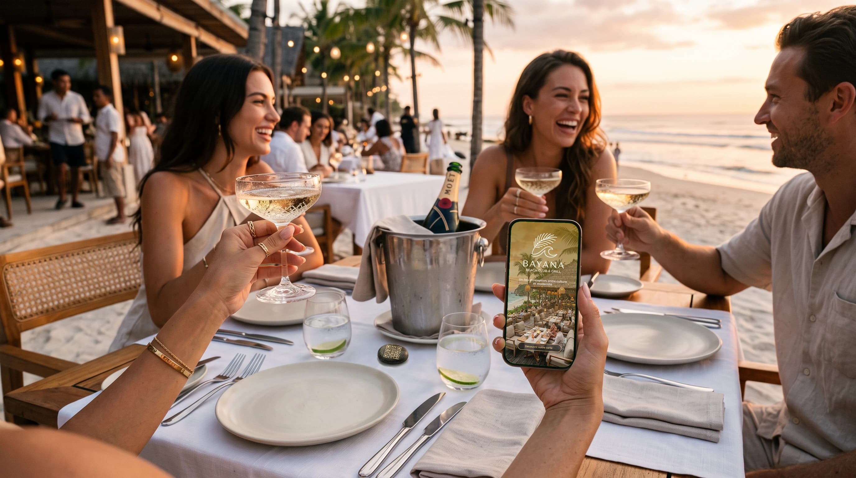 Convives scannant un menu QR au coucher du soleil dans un beach club